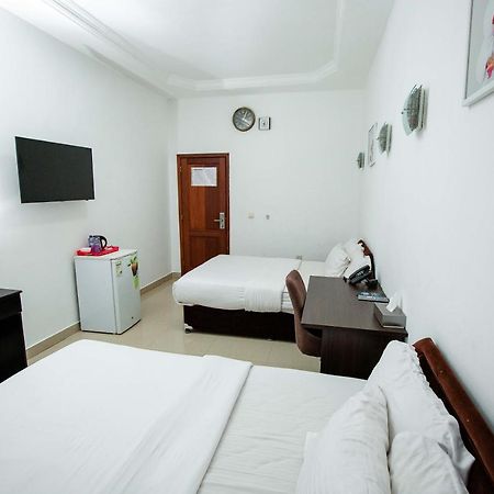 Hotel Everest Rd Congo Киншаса Екстериор снимка