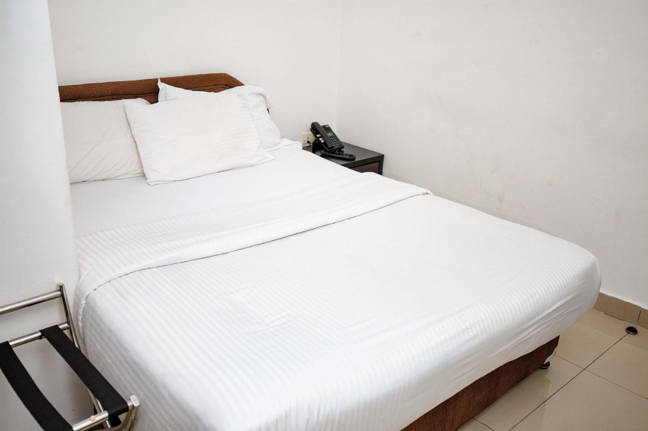 Hotel Everest Rd Congo Киншаса Екстериор снимка