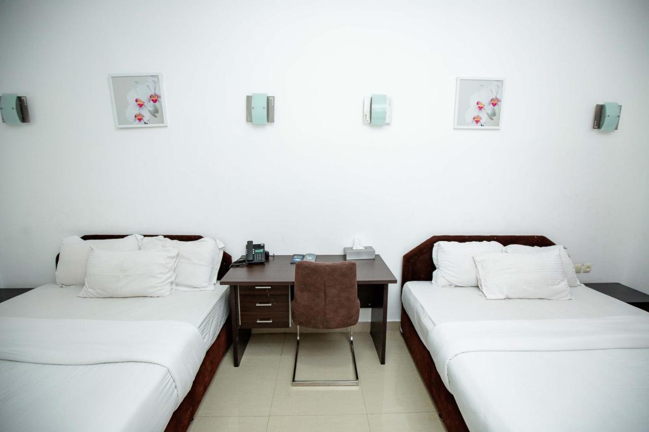 Hotel Everest Rd Congo Киншаса Екстериор снимка