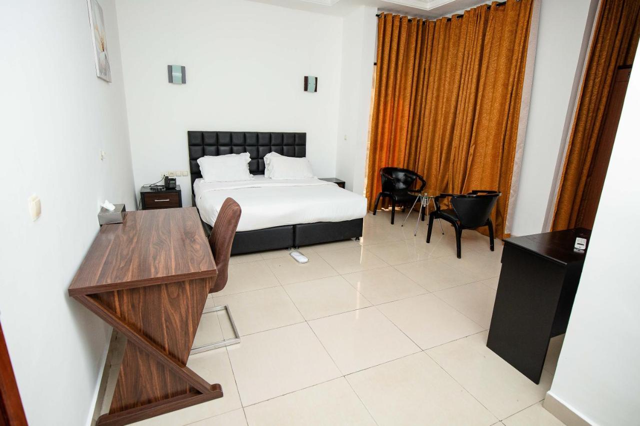 Hotel Everest Rd Congo Киншаса Екстериор снимка