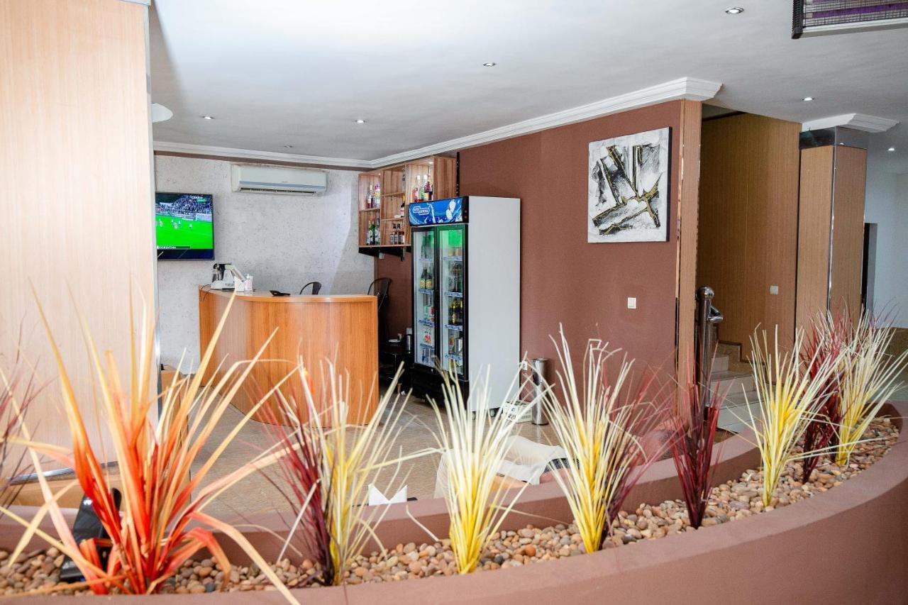 Hotel Everest Rd Congo Киншаса Екстериор снимка