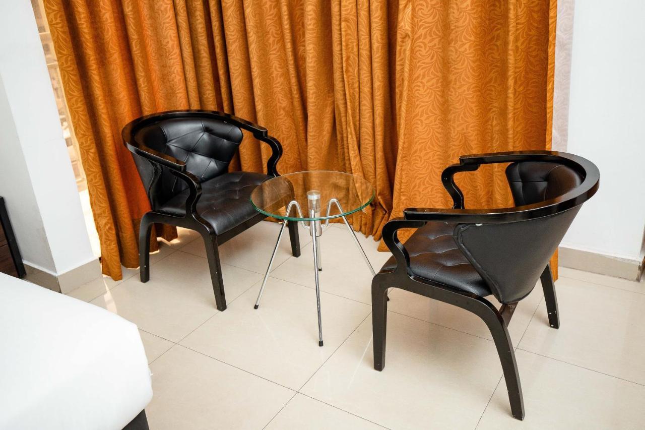Hotel Everest Rd Congo Киншаса Екстериор снимка