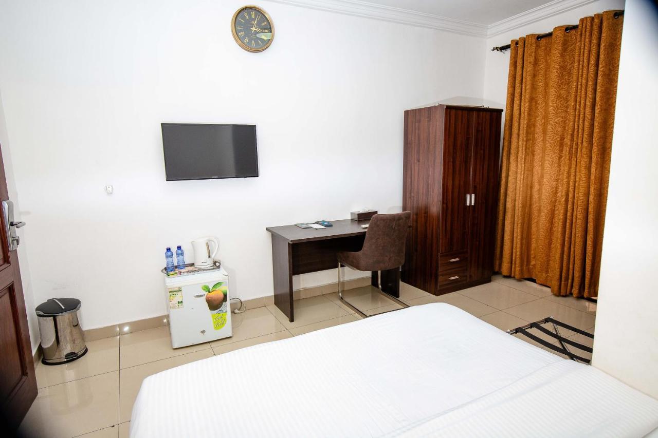 Hotel Everest Rd Congo Киншаса Екстериор снимка